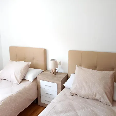 Bpirineos-parque Tilos 3 アパート *